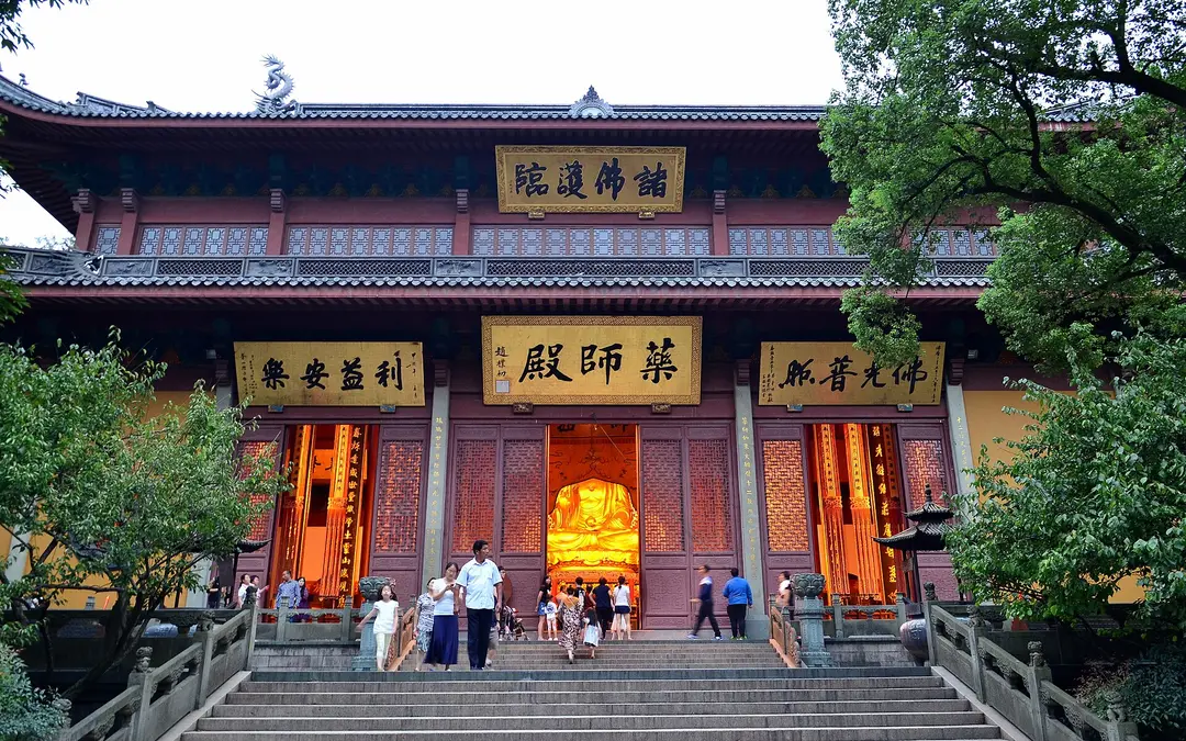 The Hall of the Medicine Buddha at Lingyin Temple, with visitors on the stone steps