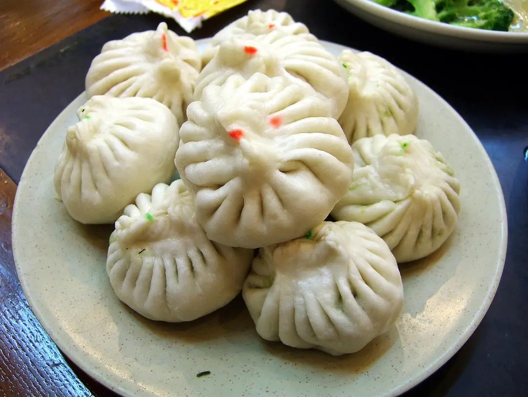 Plate of pleated white steamed buns