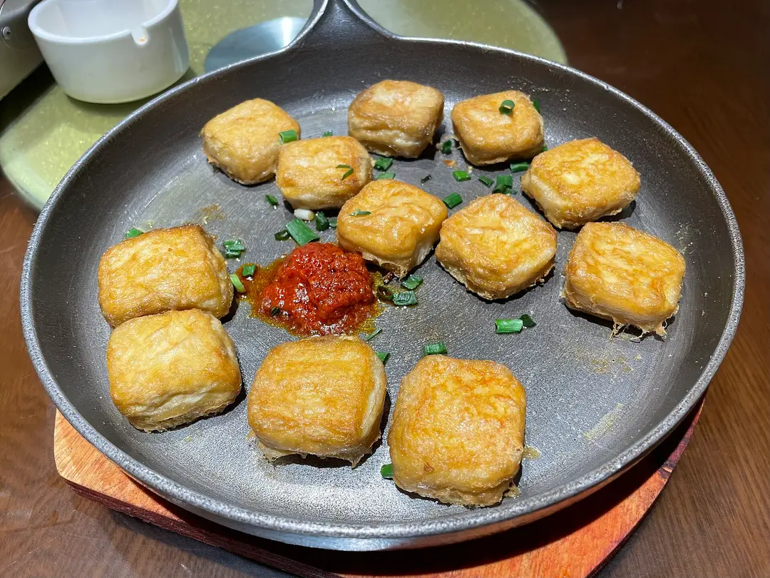 Pan-fried hairy tofu with chili sauce in a skillet, Anhui