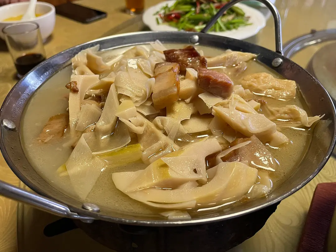 Huangshan mountain bamboo shoots stewed with cured meat in a pot